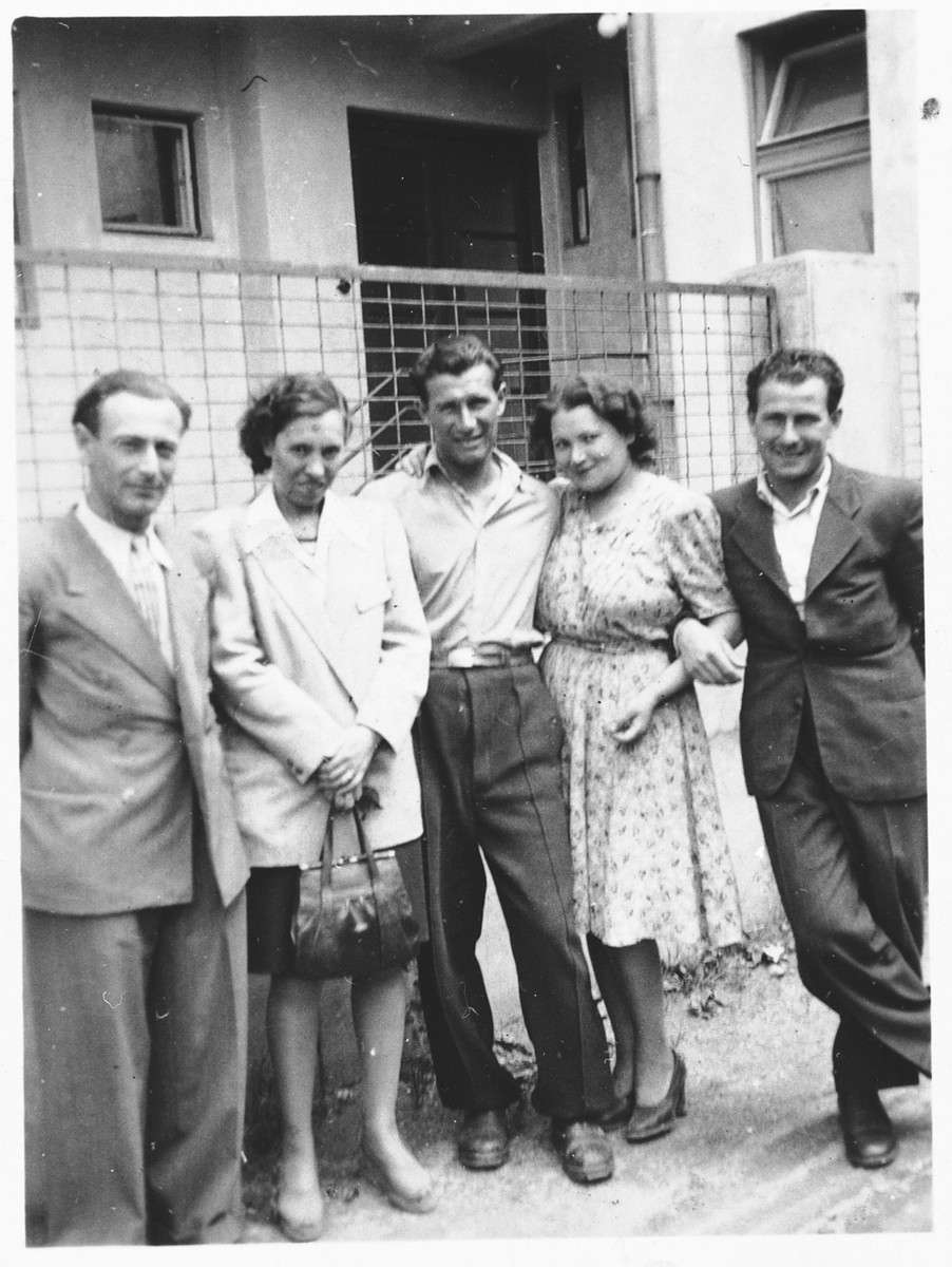 Imaginea conține o fotografie cu supraviețuitori evrei din Cluj, 1945.