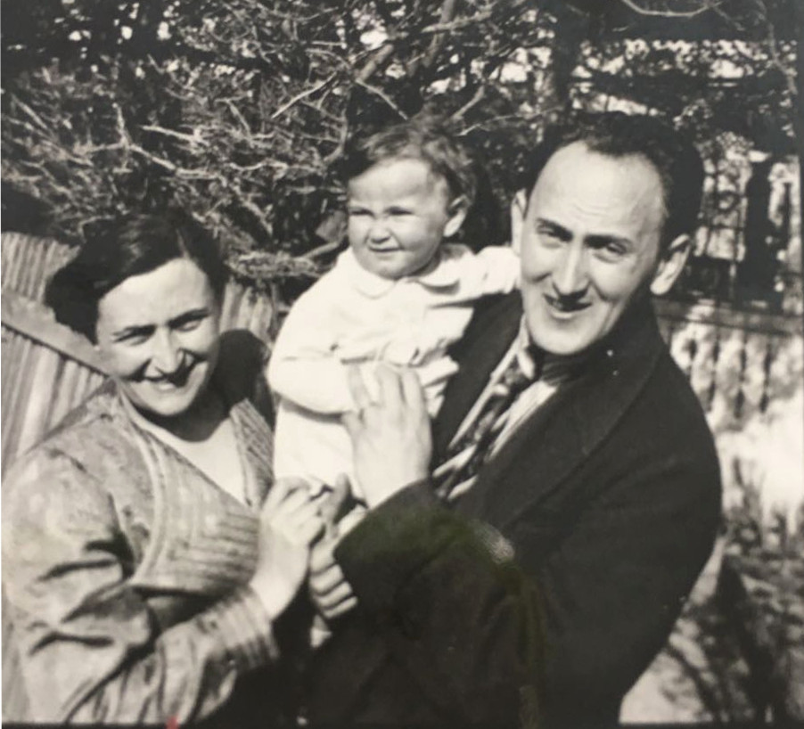Pe fotografie se vede Victoria, David și fiul lor, György. Imaginea aparțina la arhivei Muzeon.