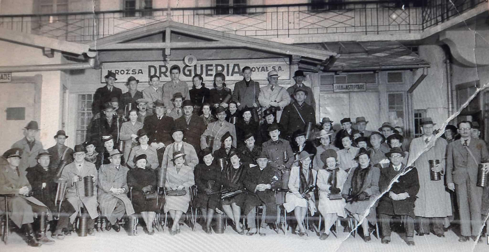 O fotografie făcută în fața parfumeriei Rózsa.