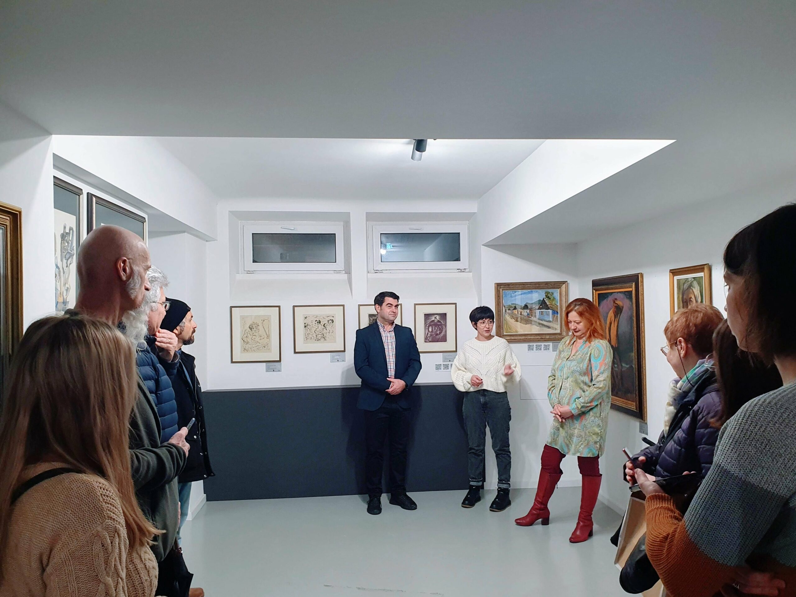 În imagine sunt cei care au participat la vernisajul expoziției temporare :"Lumea prin ochii artiștilor evrei ai Școlii băimărene de pictură".