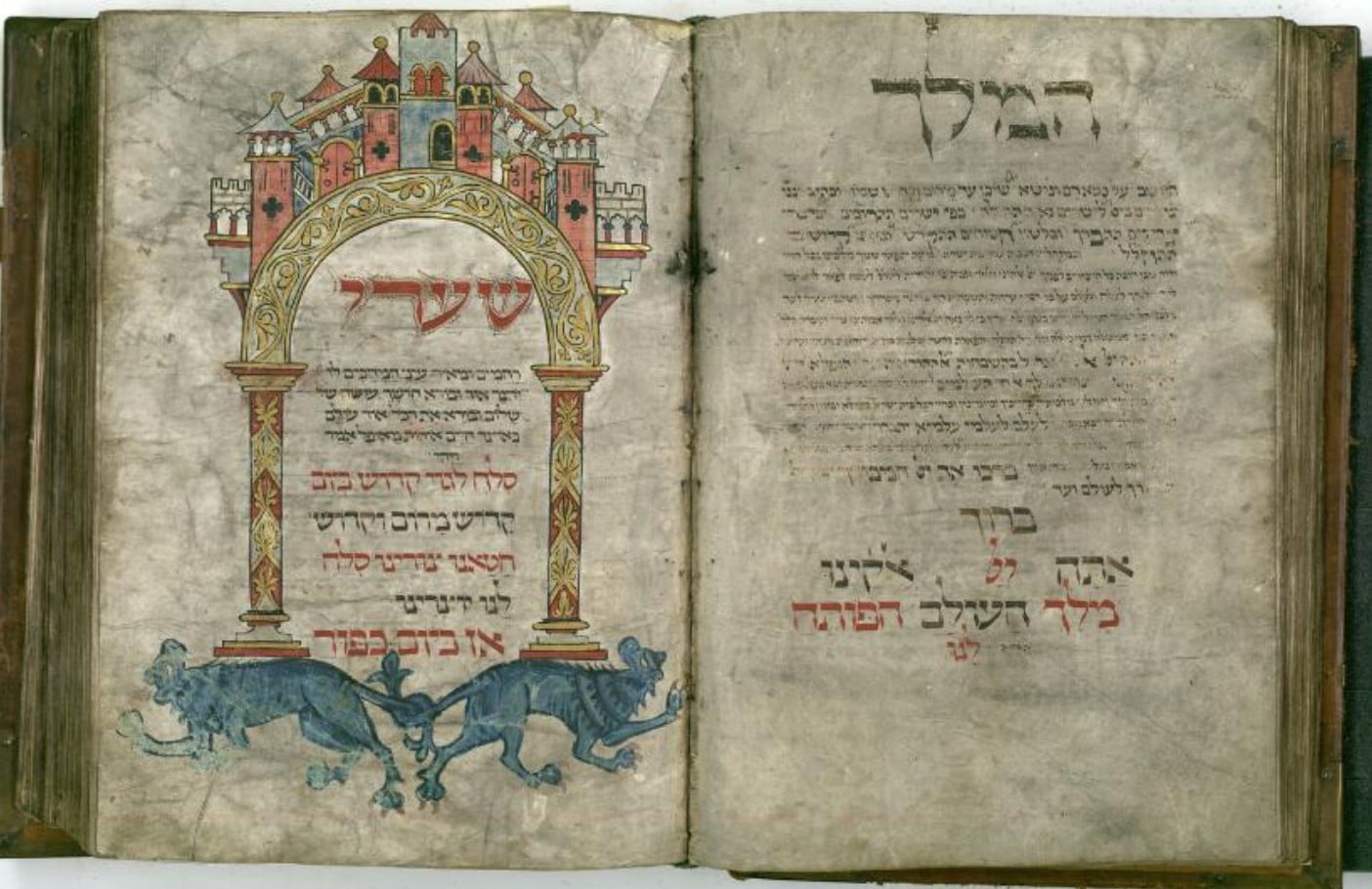 Poza conține o pagină din Worms Maḥzor, 1272. Această pagină conține cea mai veche propoziție completă în idiș cunoscută dintr-un manuscris: cuvintele conțin o binecuvântare pentru persoana care va duce cartea la sinagogă; textul este scris în golurile cuvântului ebraic caligrafic mare din partea de sus a paginii. (Biblioteca Națională și Universitară Evreiască, Ierusalim).