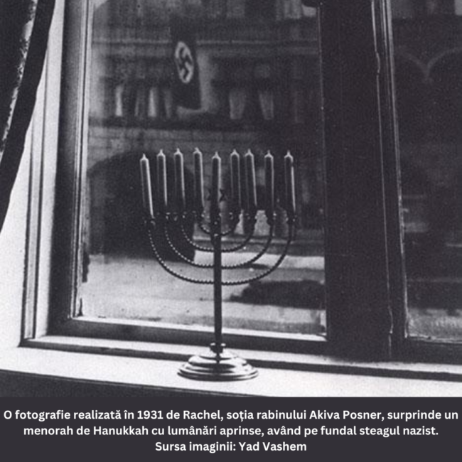 Fotografie alb-negru realizată în 1931 de Rachel Posner, soția rabinului Akiva Posner. Imaginea surprinde un menorah de Hanukkah cu lumânările aprinse, așezat pe un pervaz de fereastră. În fundal, prin fereastră, se vede un steag nazist arborat pe o clădire. Fotografia simbolizează rezistența spirituală și identitatea evreiască în fața opresiunii naziste. Sursa imaginii: Yad Vashem.