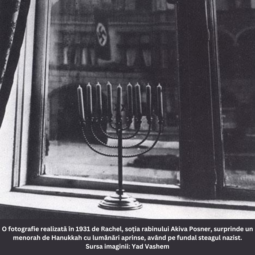 Fotografie alb-negru realizată în 1931 de Rachel Posner, soția rabinului Akiva Posner. Imaginea surprinde un menorah de Hanukkah cu lumânările aprinse, așezat pe un pervaz de fereastră. În fundal, prin fereastră, se vede un steag nazist arborat pe o clădire. Fotografia simbolizează rezistența spirituală și identitatea evreiască în fața opresiunii naziste. Sursa imaginii: Yad Vashem.