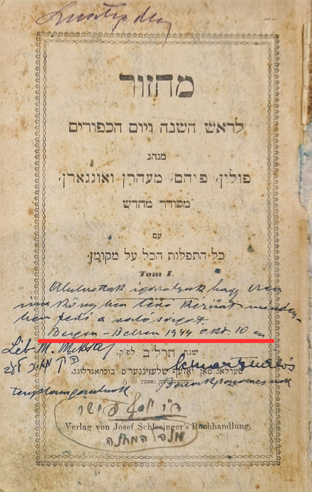 O fotografie cu un mahzor (carte de rugăciuni evreiască) care a aparținut lui Mór. Pe paginile mahzorului sunt inscripționate locul și data: Bergen-Belsen, 1944. Pe paginile mahzorului se află o listă cu numele și locurile de naștere ale tuturor evreilor care participau la serviciile religioase din Bergen-Belsen. Documentele reflectă credința și solidaritatea păstrate în condiții extrem de dificile. Sursa: Arhiva Familiei Lusztig © Muzeon.