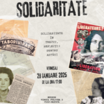 Afiș pentru o expoziție temporară intitulată 'Solidaritate în trecut, reflecții pentru astăzi', organizată la Cluj-Napoca. Fundalul afișului este de culoare deschisă, cu imagini suprapuse care includ decupaje din ziare vechi, fotografii și postere istorice legate de solidaritate. Textul principal include: 'Solidaritate – Solidaritate în trecut, reflecții pentru astăzi'. Evenimentul a avut loc pe 28 ianuarie 2025, la ora 17:00, la Muzeul de pe strada Virgil Fulicea nr. 3, Cluj-Napoca. Logo-urile partenerilor sunt afișate în partea de jos a afișului.